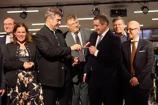 Feierliche Schlüsselübergabe an Schulleiter Tobias Berlinger. Mit im Bild: Bernhard Seidenath MdL, Münchens Dritte Bürgermeisterin Verena Dietl, Landrat Stefan Löwl, Karlsfelds Bürgermeister Stefan Kolbe und Architekt Tobias Hübner