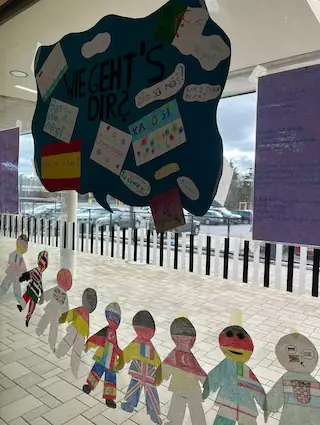 Fenster mit Plakaten