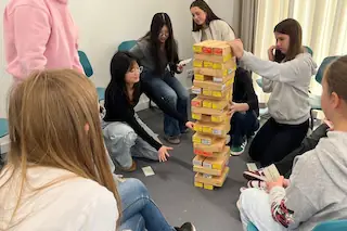 Schülerinnen Jengaturm