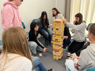 Schülerinnen Jengaturm