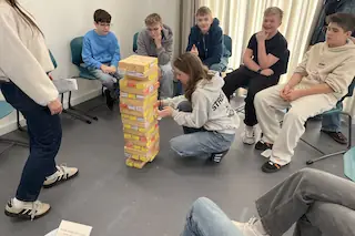 Schülerinnen Jengaturm