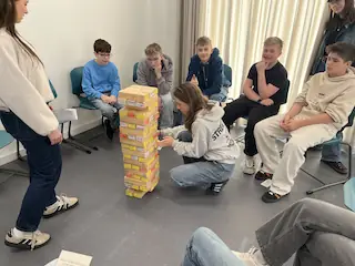 Schülerinnen Jengaturm