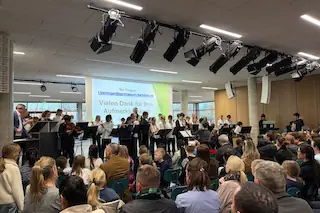 Die Bläserklasse zeigt gemeinsam mit ihren Instrumentallehrkräften dem Publikum, was sie in sechs Monaten gelernt hat.