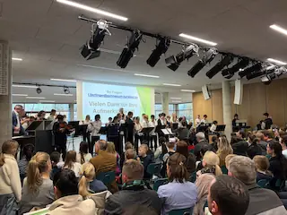 Die Bläserklasse zeigt gemeinsam mit ihren Instrumentallehrkräften dem Publikum, was sie in sechs Monaten gelernt hat.