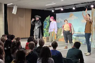 Herr Wiesner wurde von den Piraten entführt.