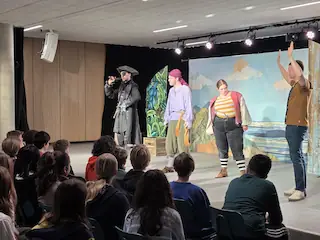 Herr Wiesner wurde von den Piraten entführt.