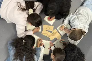 Schülerinnen schreiben Briefe an ihre Briefpartner und -partnerinnen