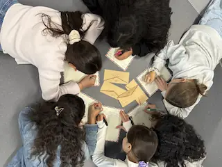 Schülerinnen schreiben Briefe an ihre Briefpartner und -partnerinnen