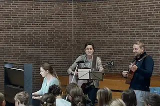 menschen musizieren im Gottesdienst