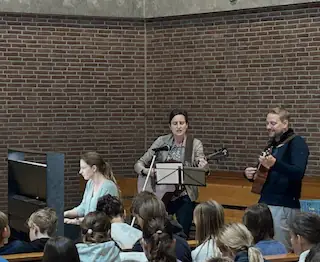 menschen musizieren im Gottesdienst