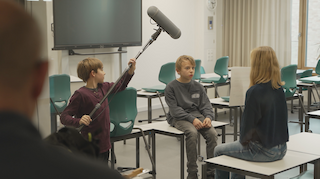 Schülerinnen und Schüler bei der Film- und Tonaufnahme