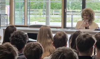 Frau Dr. h.c. Charlotte Knobloch im Gespräch mit der 8. Jahrgangsstufe