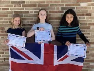Die Siegerinnen der The Big Challenge am Gymnasium Karlsfeld: Leni Etzien (5e), Slavyana Korotkina (7c) und Ameya Sosale (6f)