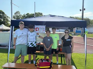 Die Schulsanitäter des Gymnasium Karlsfeld versorgen die Sportlerinnen und Sportler